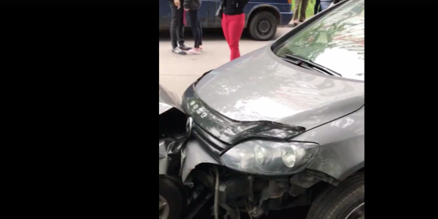 Очевидцы: водитель сбил девочку-подростка и повредил 5 авто на севере Петербурге