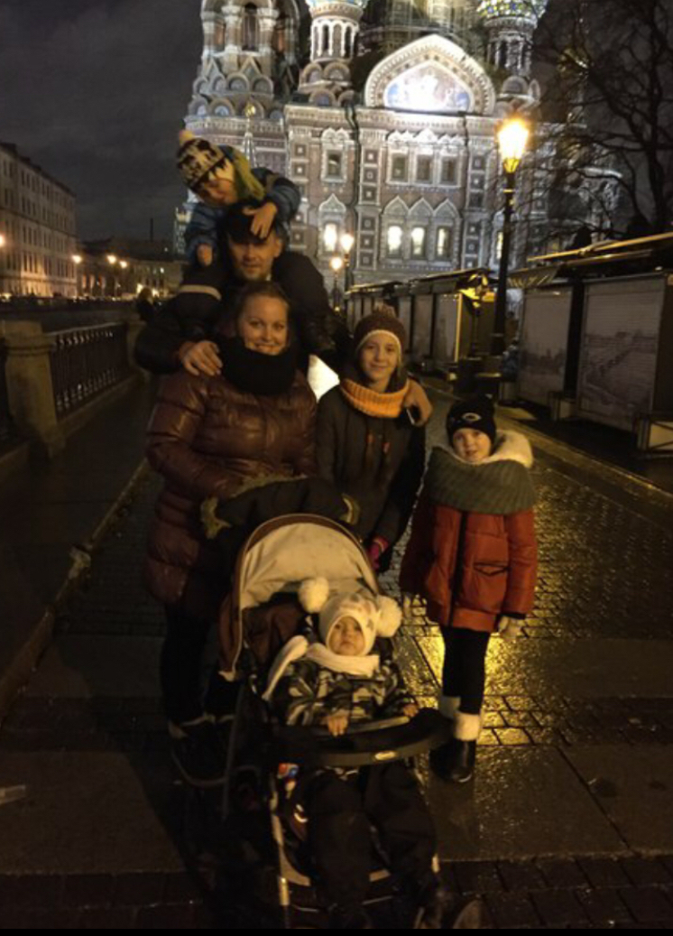 В нашей большой семье есть маленькая традиция, но очень полезная - это прогулки по Санкт-Петербургу! В новогодние праздники всегда Всей семьей гуляем в центре города . Очень любим проводить время вместе , ведь так здорово чувствовать себя детьми рядом со своими собственными детишками. Фото Ирина  Дедова