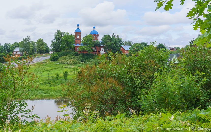 Вид на деревню Рождествено и храм Рождества Богородицы. Фото https://krasnyakova.com