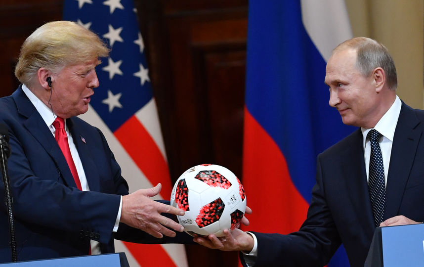 Владимир Путин подарил Трампу официальный мяч чемпионата мира по футболу-2018. Фото AFP