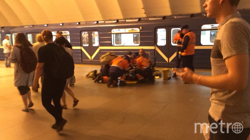 Питер метро что произошло сегодня. Человек в метро упал на рельсы СПБ. Метро СПБ упал человек. Люди в питерском метро.