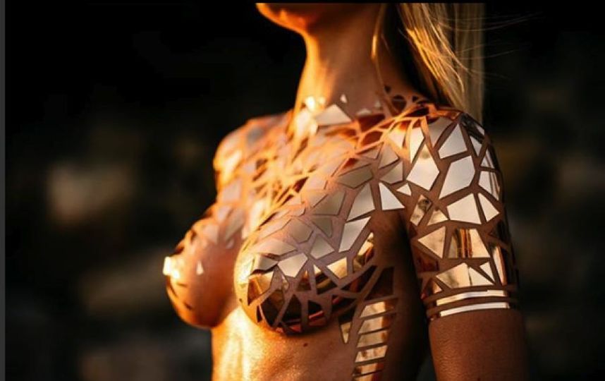 Вот так создаются модные купальники из изоленты. Фото https://www.instagram.com/blacktapeproject/