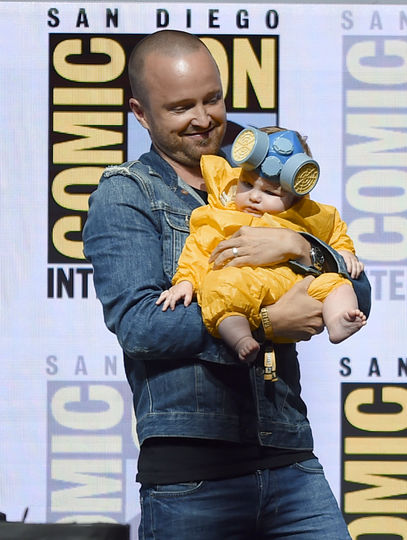 Аарон Пол со своей дочерью в образе химика из сериала "Во все тяжкие" на Comic-Con 2018 в Сан Диего. Фото Getty