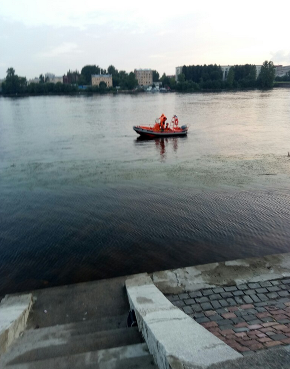 Петербург утонули. Ресторан на воде Санкт Петербург потонул. Питер ресторан на воде утонул. Мужчина утонул в Неве вчера Санкт Петербург.