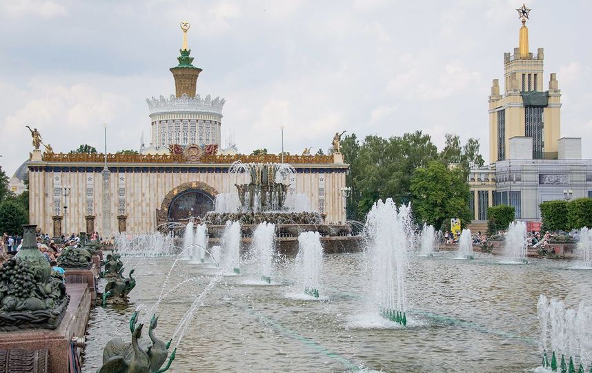 Фонтаны центральной аллеи заработали после реконструкции. Фото mos.ru