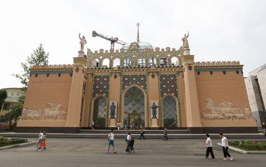 «Казахстан» теперь реставрируют внутри. Фото Кирилл Зыков | АГН «Москва»