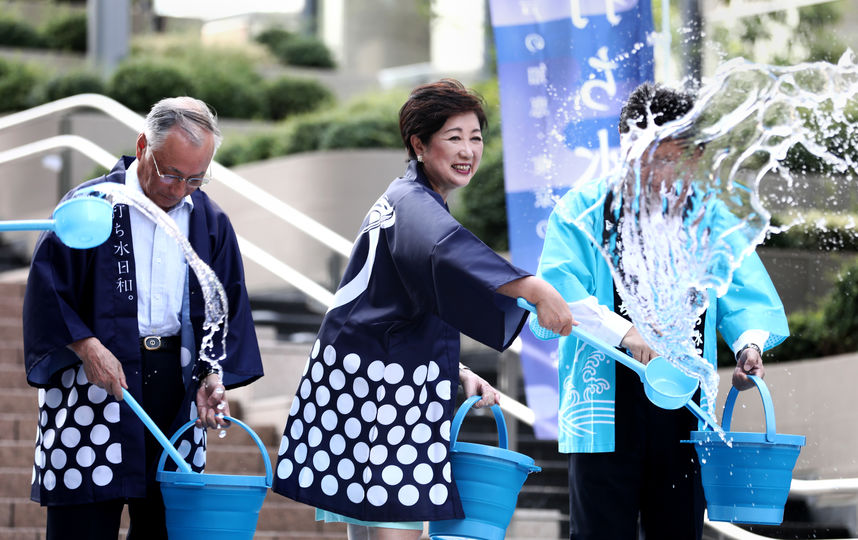 Губернатор Токио расплескивает воду, чтобы охладить улицы. Фото AFP