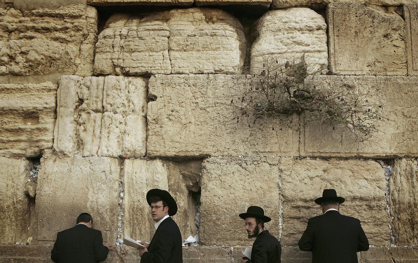 От Стены Плача в Иерусалиме отвалился огромный кусок. Фото Getty