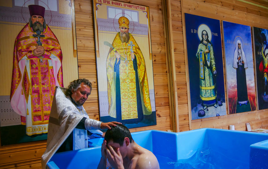 Отец Олег проводит таинство крещения. Фото предоставлено Священником Олегом Емельяненко