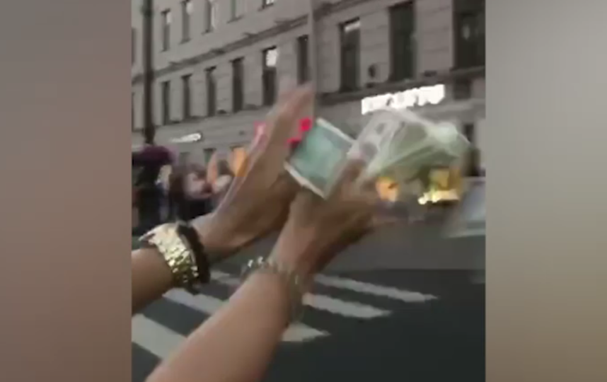 В Петербурге молодежь разбросала из окна иномарки доллары. Фото скриншот видео