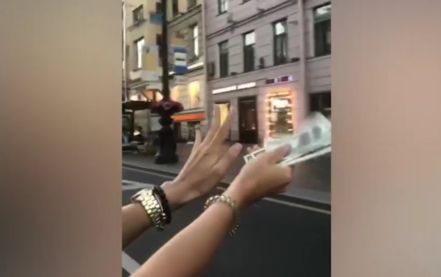 В Петербурге молодежь разбросала из окна иномарки доллары. Фото скриншот видео