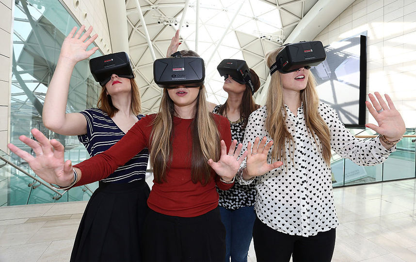 Московские школьники на уроках истории будут путешествовать во времени с помощью VR очков. Фото Getty
