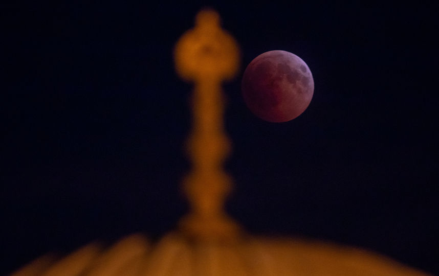 Лунное затмение 27 июля 2018 года. Фото Getty