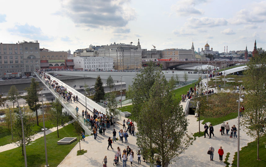 Двое экстремалов прыгнули в Москву-реку с моста в "Зарядье". Фото Василий Кузьмичёнок
