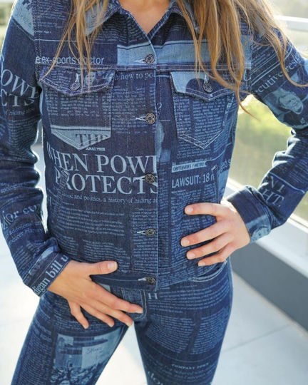 Дизайнеры оформили джинсы статьями о домогательствах. Фото Предоставлено организаторами