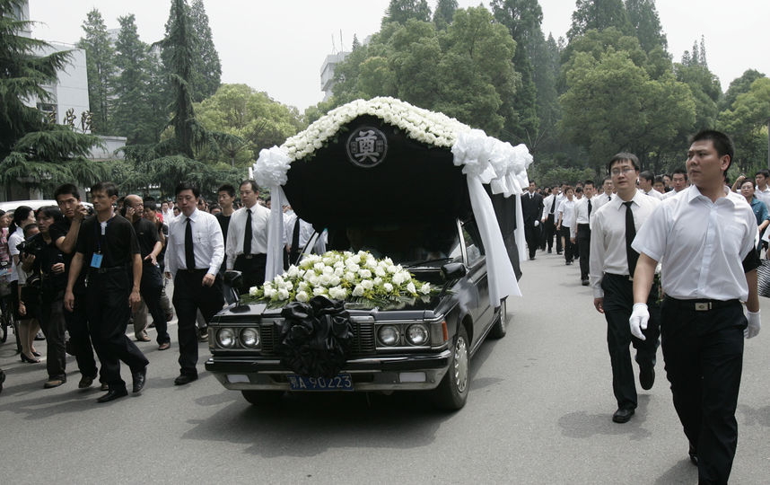 В Китае начали уничтожать гробы и запрещать похороны. Фото Getty