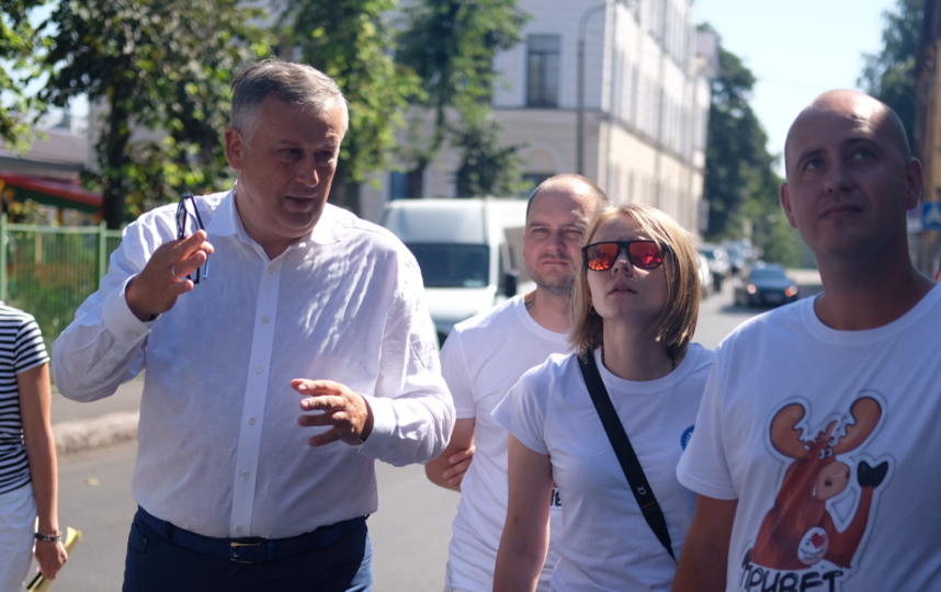 Губернатор Ленобласти провел экскурсию для блогеров и журналистов - он поддерживает проект "Открывая Ленобласть". Фото "Metro"