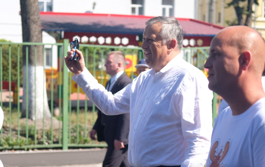 Губернатор Ленобласти провел экскурсию для блогеров и журналистов - он поддерживает проект "Открывая Ленобласть". Фото "Metro"