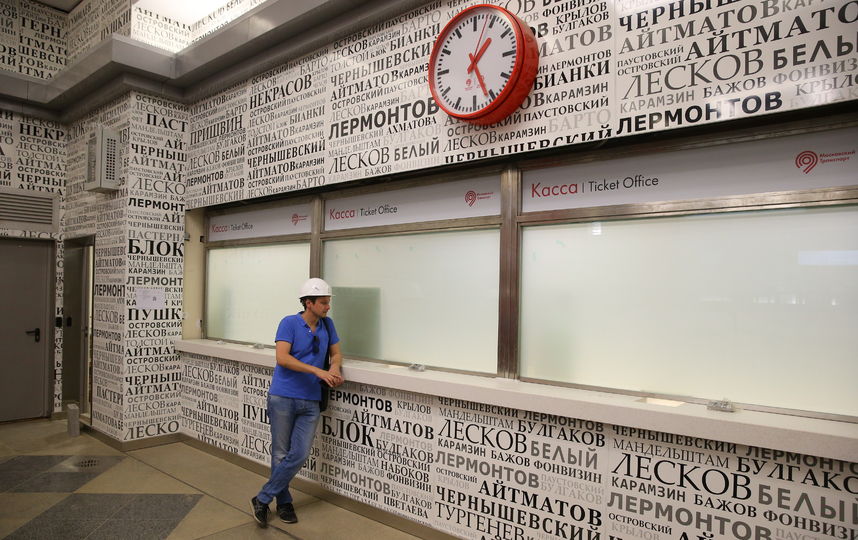 Стёкла на станции "Рассказовка", которые будут менять проницаемость при нажатии кнопки. Фото Василий Кузьмичёнок