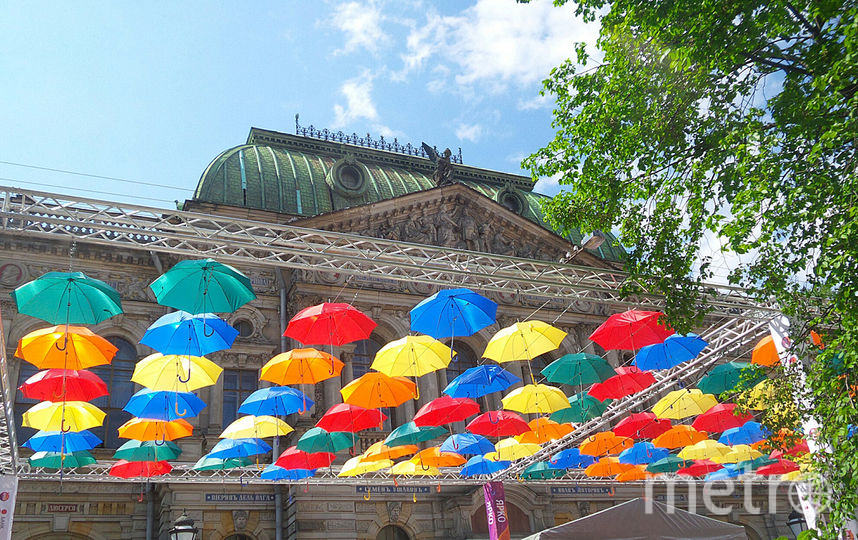 Аллея парящих зонтиков. Фото "Metro"
