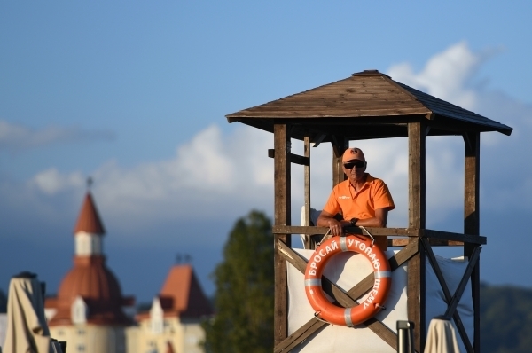 Спасательная вышка на пляже. Вышка спасателя. Смотровая вышка на пляже. Вышка спасателя. Наблюдательная вышка для пляжа.
