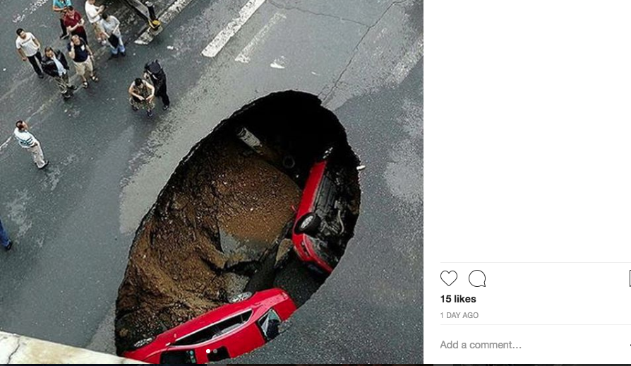 Авто провалились в яму, размытую дождями. Фото соцсети