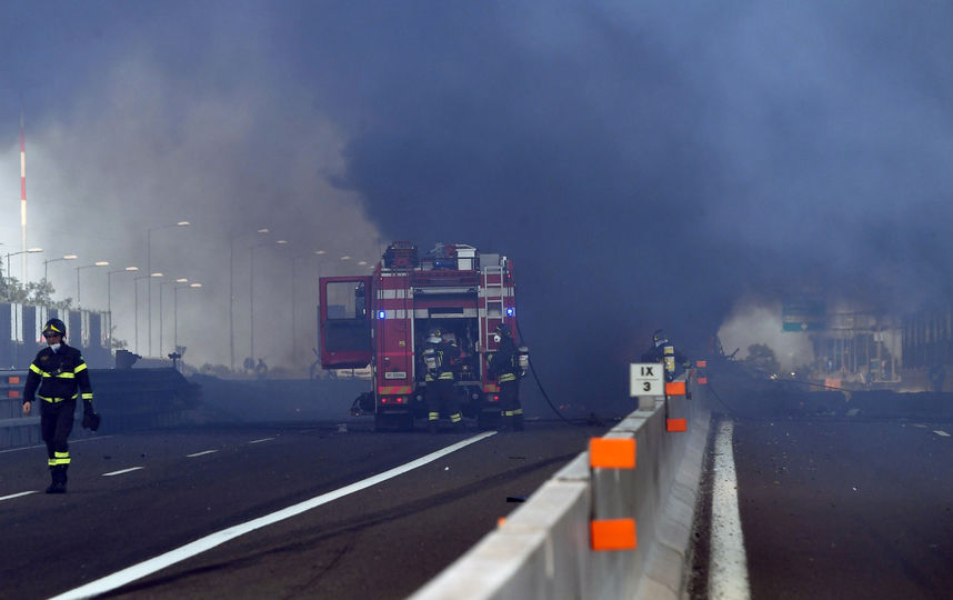 В Болонье произошёл крупный взрыв, повлёкший за собой пожар. Фото AFP