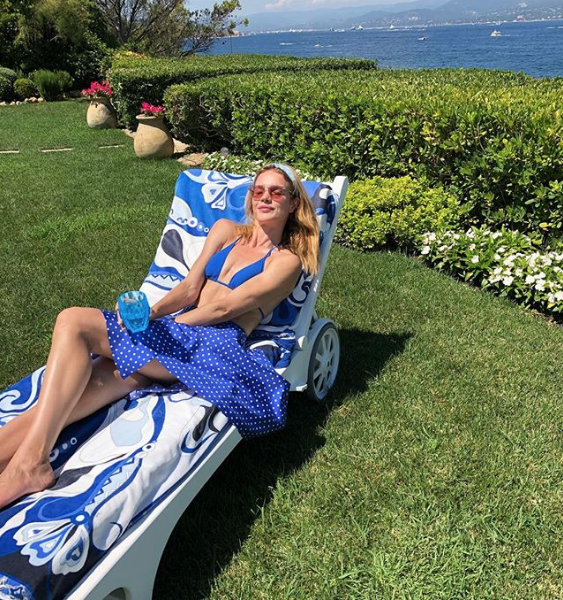 Модель Наталья Водянова проводит отпуск в Сен-Тропе (Франция). Фото Скриншот instagram.com/natasupernova/?hl=ru