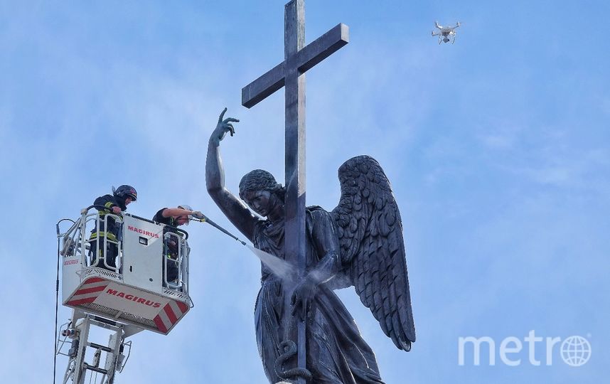 Помывка скупльуры ангела на Дворцовой площади. Фото Алена Бобрович, "Metro"