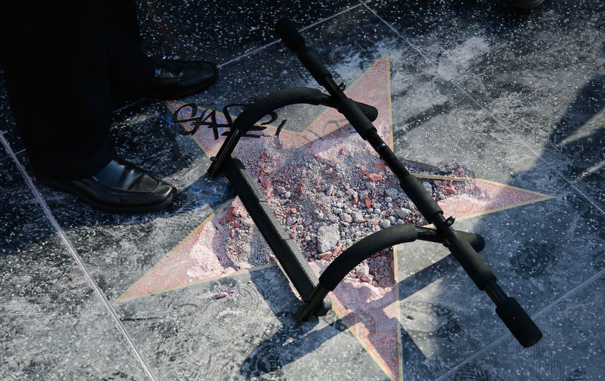 Звезду Трампа хотят убрать с Аллеи Славы.На фото: разрушенная вандалом звезда. Фото Getty