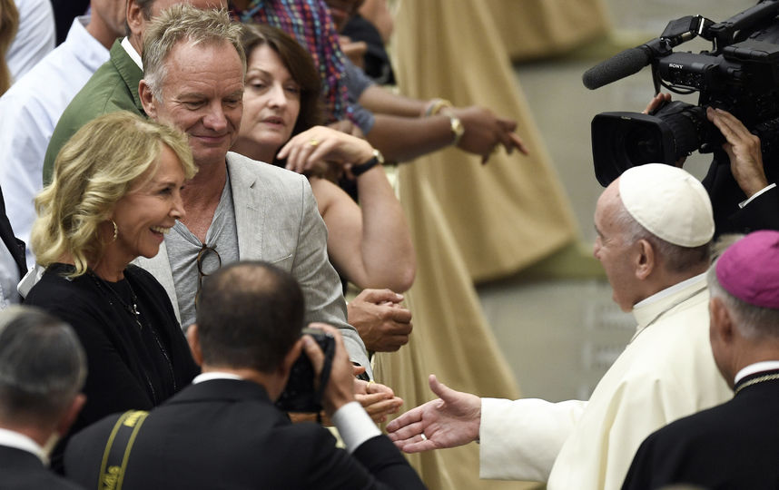 Стинг с женой встретились с папой римским в Ватикане. Фото AFP