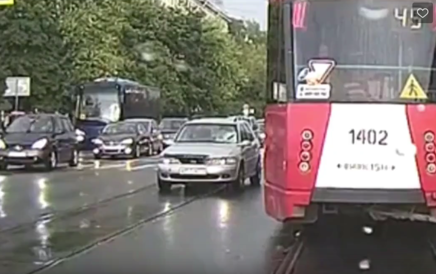 В Петербурге парень хотел успеть на трамвай, но попал под него. Фото скриншот видео vk.com/spb_today