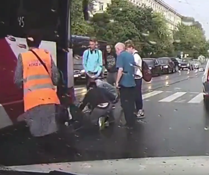 В Петербурге парень хотел успеть на трамвай, но попал под него. Фото скриншот видео vk.com/spb_today