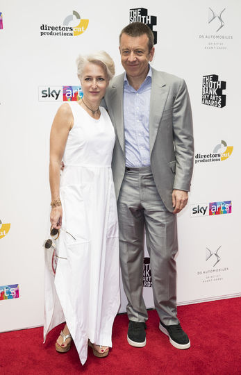 Джиллиан Андерсон и британский сценарист Питер Морган 1 июля 2018 года. Фото Getty