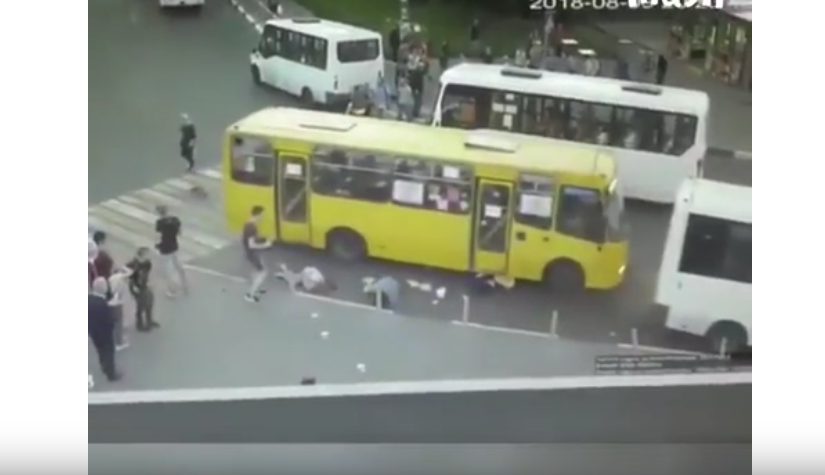 Автобус врезался в людей в Мытищах. Фото скрин-шот, Скриншот Youtube