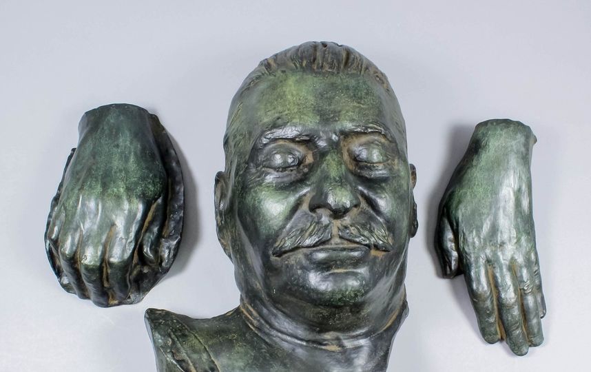 Посмертная маска Иосифа Сталина. Фото The Canterbury Auction Galleries.