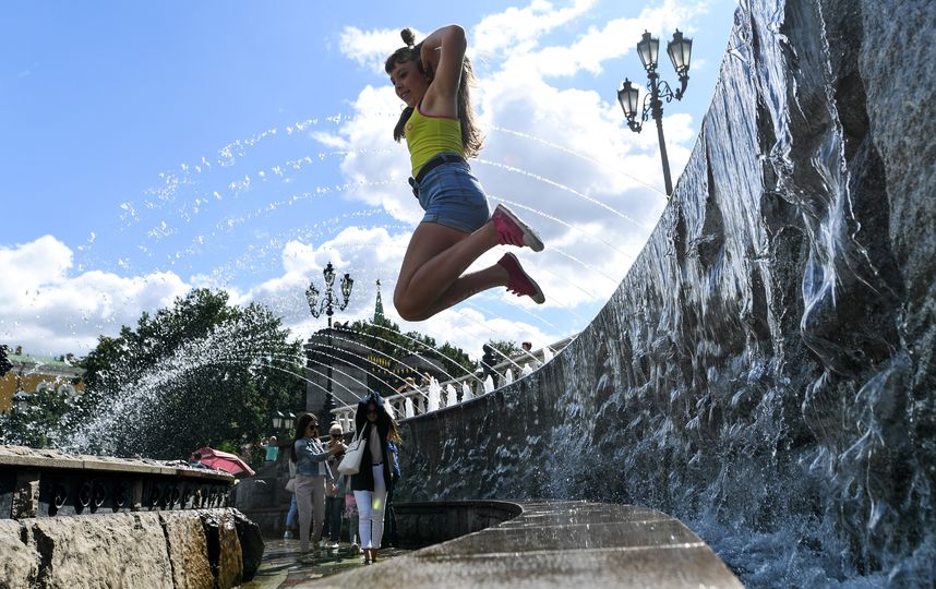 Москвичи спасаются от жары у фонтанов на ВДНХ. Фото AFP
