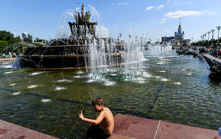 Москвичи спасаются от жары у фонтанов на ВДНХ. Фото AFP