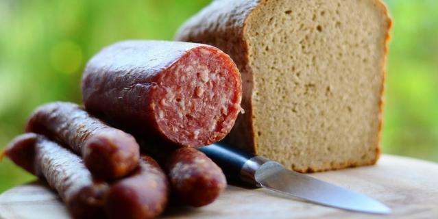 По мнению Милонова, продукт с содержанием мяса менее 50% не может называться колбасой. По мнению Милонова, продукт с содержанием мяса менее 50% не может называться колбасой.
