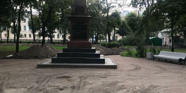 В Петербурге ремонтировали освещение, а нашли мемориальную плиту