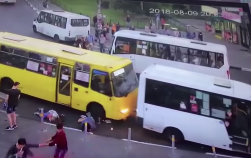 ДТП С автобусом в Мытищах. Водитель автобуса Санкт Петербург ДТП. Сбитая автобусом на скутере в СПБ.