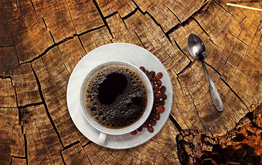 Частое желание перекусить чем-нибудь вкусненьким и выпить кофе - также не просто слабости, а, возможно, симптомы всё той же нехватки важного вещества. Фото Pixabay