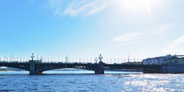 Девушке не дали прыгнуть с Троицкого моста в Петербурге