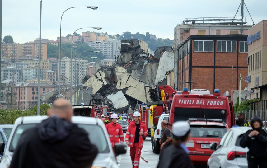 Обрушение моста в Генуе. Фото AFP