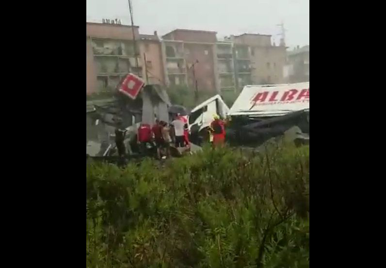 В Генуе ликвидируют последствия обрушения моста. Фото скриншот видео twitter.com/cclerici