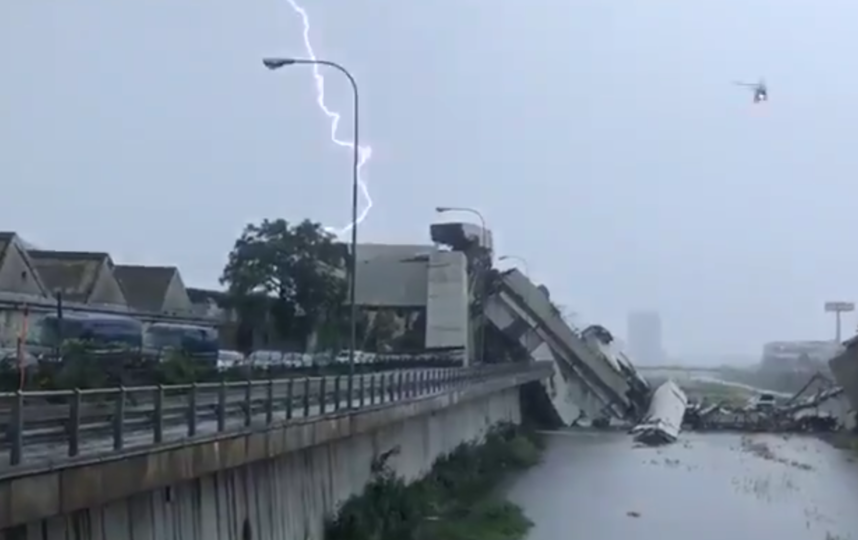 В Генуе ликвидируют последствия обрушения моста. Фото скриншот видео twitter.com/TgrLiguria