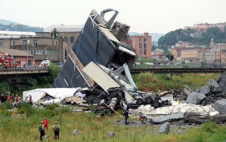 Обрушение моста в Генуе. Фото AFP