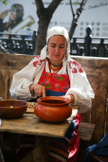 В трактире "Мадам Жужу" готовят еду по рецептам супруги Льва Толстого. Фото Василий Кузьмичёнок