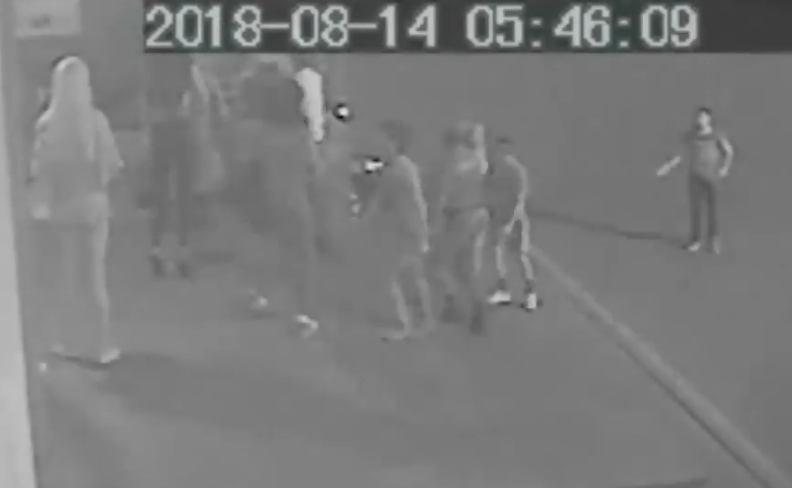 Мужчины в женской одежде атакуют отделение полиции. Фото Скриншот Youtube