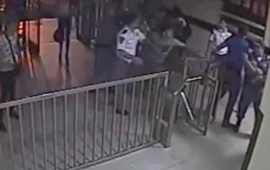 Мужчины в женской одежде пытаются ворваться в отделение полиции. Фото Скриншот Youtube